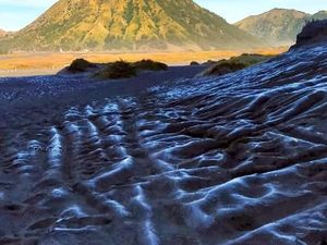 Suhu Ekstrem Capai 2 Derajat Celsius Bekukan Kawasan Bromo Suhu Ekstrem Capai 2 Derajat Celsius Bekukan Kawasan Bromo