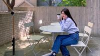 Pernah Main di Drakor, Ini Gaya Amelia Tantono Ngopi di Kafe Instagramable