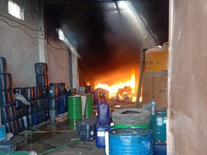 3 Jam Api Membakar Gudang Bahan Kimia di Sidoarjo Padam, Lalin Kembali Lancar 3 Jam Api Membakar Gudang Bahan Kimia di Sidoarjo Padam, Lalin Kembali Lancar
