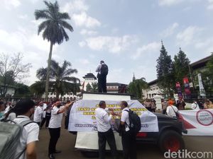 Guru Honorer di Jabar Menanti Kabar Kepastian Mengajar