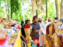 Hadiri Pengabenan Massal, Bupati Ipuk Puji Gotong Royong Umat Hindu