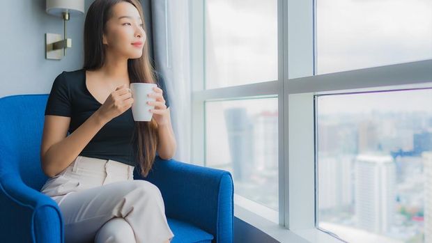 Ilustrasi minum teh di pagi hari/Foto: Freepik.com/ lifeforstock