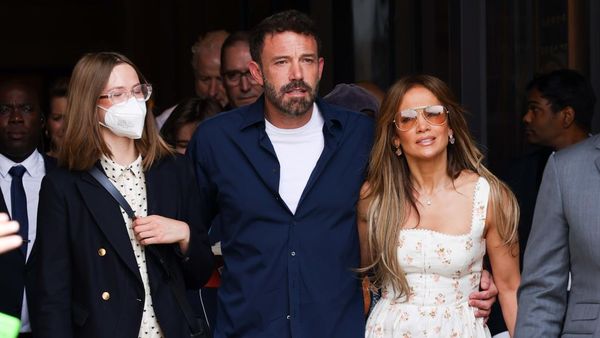 8 Potret Mesra JLo dan Ben Affleck Bulan Madu di Paris, Ajak Anak