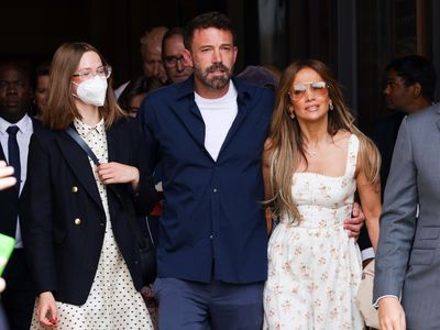 8 Potret Mesra JLo dan Ben Affleck Bulan Madu di Paris, Ajak Anak