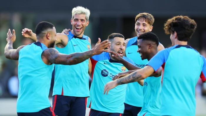 FORT LAUDERDALE, FLORIDA - JULY 18: Sergi Roberto #20 (2L) and Jordi Alba #18 (3L) of FC Barcelona interact with their teammates during a training session ahead of the preseason friendly against Inter Miami CF at DRV PNK Stadium on July 18, 2022 in Fort Lauderdale, Florida. (Photo by Michael Reaves/Getty Images)