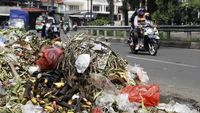 Duh, Sampah Menumpuk di Pinggiran Jalan Otista Raya Ciputat