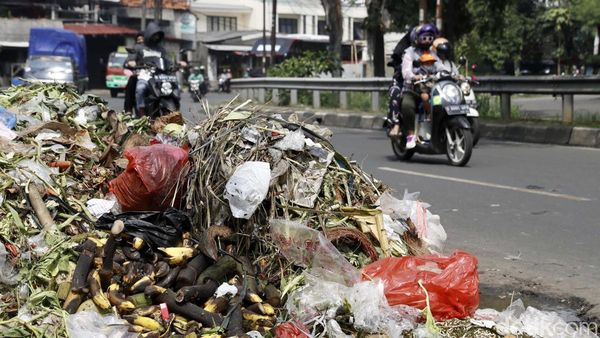 Duh, Sampah Menumpuk di Pinggiran Jalan Otista Raya Ciputat