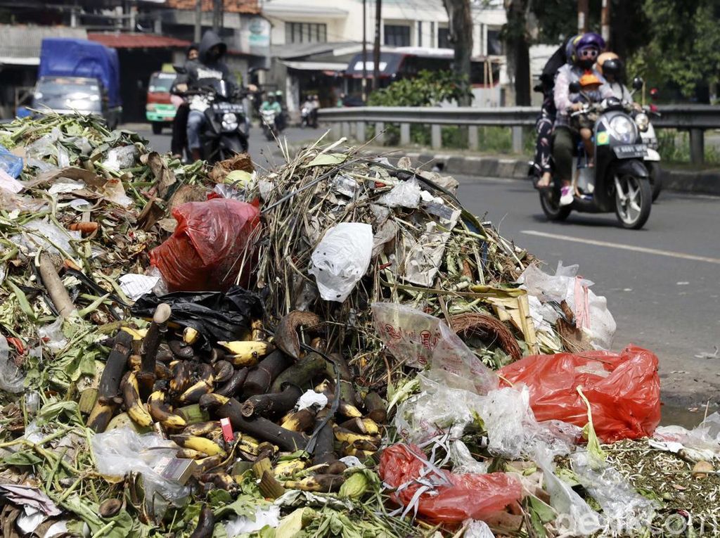 Duh, Sampah Menumpuk di Pinggiran Jalan Otista Raya Ciputat