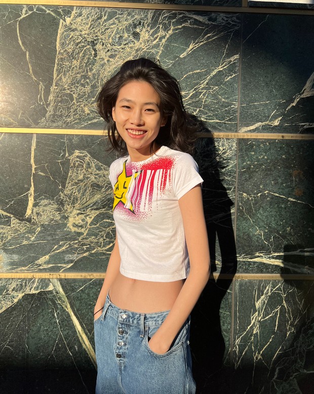 Jung Ho Yeon/ Foto: DEAR NIKITA Jung Ho Yeon DEAR NIKITA baby crop fit t-shirt