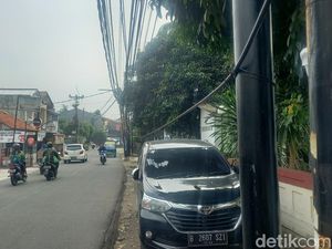 Kabel Optik Ciputat Timur: Nyangkut ke Leher Pemotor-Ganggu Pemandangan