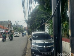 Kabel Optik Ciputat Timur: Nyangkut ke Leher Pemotor-Ganggu Pemandangan