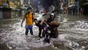 Karachi Banjir, Warga Kedinginan-Motor Pada Mogok