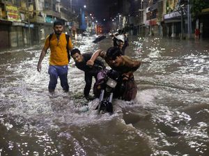 Karachi Banjir, Warga Kedinginan-Motor Pada Mogok