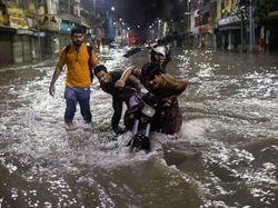 Karachi Banjir, Warga Kedinginan-Motor Pada Mogok