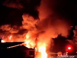 Rumah Isi Sejumlah Mobil di Bondowoso Terbakar, Terdengar 5 Kali Ledakan