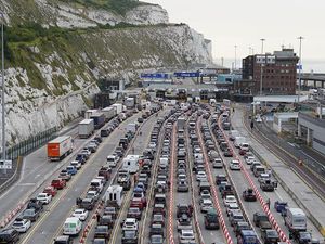 Kemacetan Horor di Inggris, Pengemudi Terjebak 21 Jam Tanpa Toilet Kemacetan Horor di Inggris, Pengemudi Terjebak 21 Jam Tanpa Toilet