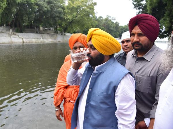Ini Menteri India yang Minum Air Sungai Suci Lalu Sakit Perut