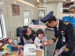 Kondektur, Garda Depan Pelayanan yang Bekerja Sambil Jalan-jalan