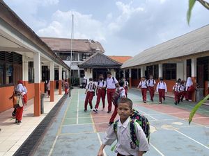 SDN Pancoranmas 3 Depok Diminta Menunggu Perbaikan Atap Kelas yang Ambruk