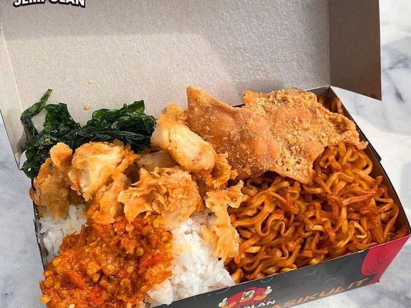 Kriuk Renyah! 20 Nasi Kulit Ayam Rp 20 Ribuan Ada di Sini