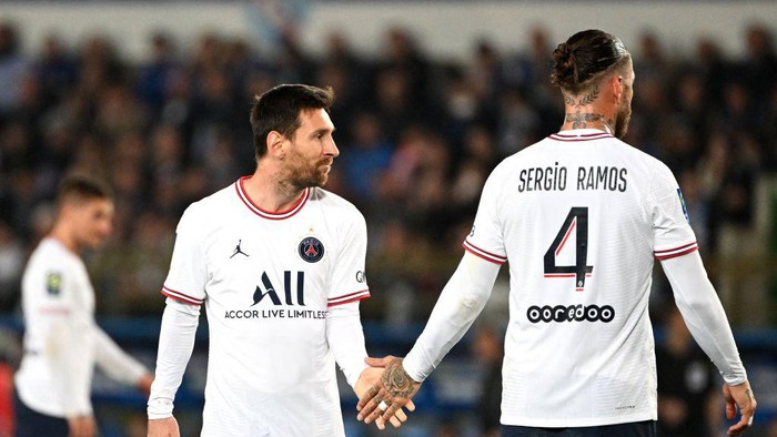 Paris Saint-Germains Argentinian forward Lionel Messi (L) checks hands with Paris Saint-Germains Spanish defender Sergio Ramos (R) during the French L1 football match between Strasbourg RC and Paris Saint-Germain (PSG) at La Meinau stadium in Strasbourg, eastern France, on April 29, 2022. (Photo by SEBASTIEN BOZON / AFP) (Photo by SEBASTIEN BOZON/AFP via Getty Images)
