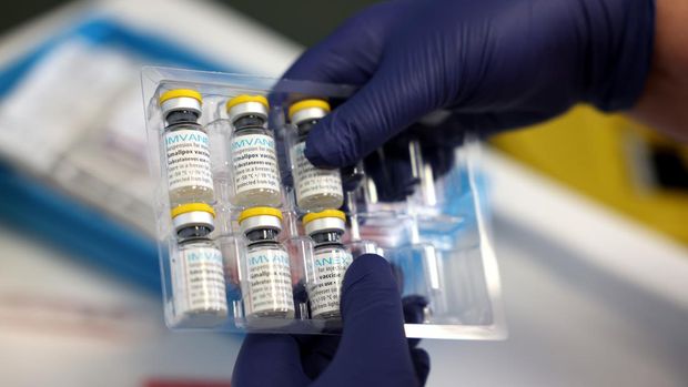 LONDON, ENGLAND - JULY 23: A medical professional prepares a dose of the monkeypox vaccine on July 23, 2022 in London, England. The NHS is expanding its monkeypox vaccine rollout in London as monkeypox cases continue to increase in the capital. Monkeypox, a rare disease, is part of the same family of viruses as smallpox. (Photo by Hollie Adams/Getty Images)
