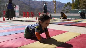 Lucunya Bayi-bayi Ini Saat Ikut Kompetisi Merangkak di Bolivia