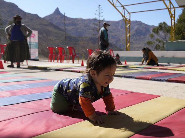 Lucunya Bayi-bayi Ini Saat Ikut Kompetisi Merangkak di Bolivia
