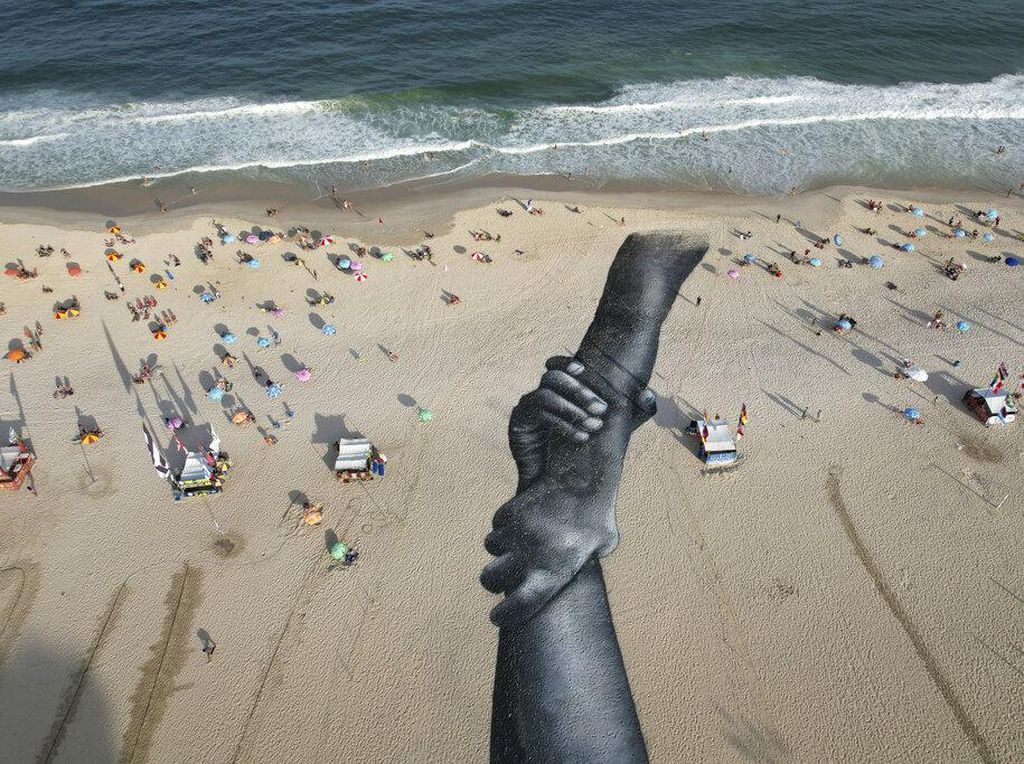 Seniman Ini Bikin Lukisan Raksasa di Pantai Rio de Janeiro