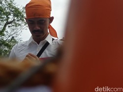 Air Mata Maulana di Depan Gedung Sate