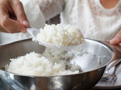 Makan Nasi Beku Lagi Tren, Kenali Manfaat dan Risikonya