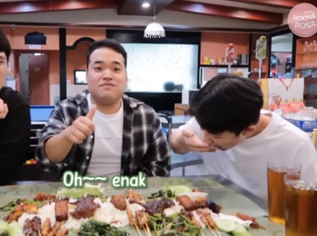 Orang Korea Ini Pertama Kali Makan Nasi Liwet Langsung Pakai Tangan