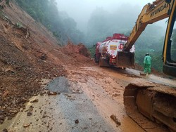 Jalur Padang-Solok Longsor, Truk Tangki Minyak Tertimbun