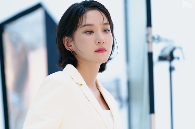 Park Eunbin pada pemotretan majalah Cine21 / Foto : Instagram.com/namooactors Park Eunbin pada pemotretan majalah Cine21 / Foto : Instagram.com/namooactors