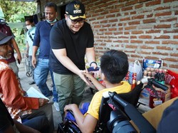 Bupati Kediri Beri Bantuan untuk Mbah Trimo Penjual Balon Karakter