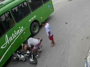 Viral Pemotor Selamat Usai Kepala Terjepit Ban Bus, Bukti Pentingnya Pakai Helm