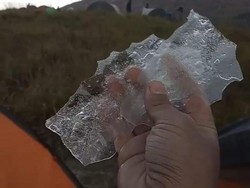 Tenda Pendaki di Bukit Propok Lombok Timur Beku Dibalut Es