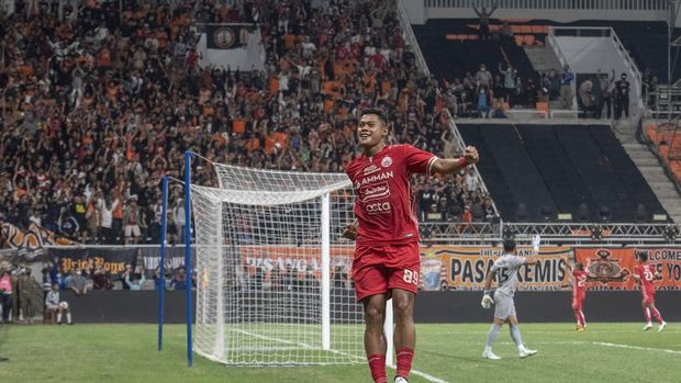 Pesepak bola Persija Jakarta Taufik Hidayat melakukan selebrasi usai mencetak gol ke gawang Chonburi FC pada laga persahabatan dalam rangka peresmian Stadion Jakarta International Stadium (JIS) di Jakarta, Minggu( 24/7/2022). Pertandingan berakhir imbang dengan skor 3-3. ANTARA FOTO/Muhammad Adimaja/nym.