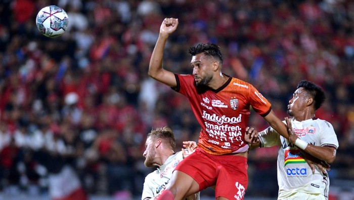 Pesepak bola Bali United Willian Pacheco (tengah) berebut bola di udara dengan dua pesepak bola Persija Jakarta Maman Abdurahman (kanan) dan Hanno Behrens (kiri) saat pertandingan Liga 1 di Stadion Kapten I Wayan Dipta, Gianyar, Bali, Sabtu (23/7/2022). Bali United mengalahkan Persija Jakarta dengan skor 1-0. ANTARA FOTO/Fikri Yusuf/wsj.