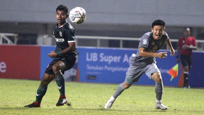 Pesepakbola Persikabo 1973 Syahrul Lasirani (kiri) berebut bola dengan pesepakbola Persebaya Sho Yamamoto (kanan) dalam laga Liga 1 di Stadion Pakansari,  Kabupaten Bogor, Jawa Barat, Senin (25/7/2022). ANTARA FOTO/Yulius Satria Wijaya/hp.