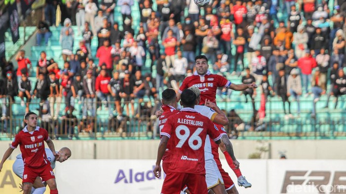 Persis Solo vs Dewa United di Stadion Moch Soebroto Magelang, Senin (25/7/2022).