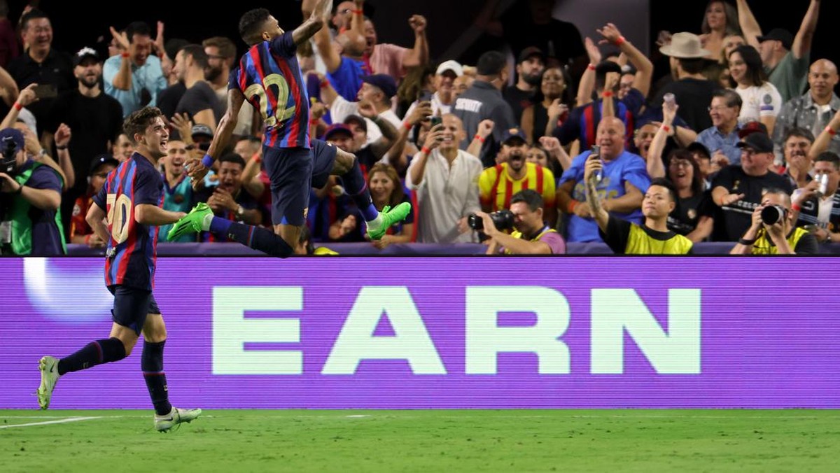 Raphinha merayakan gol ke gawang Real Madrid. (Foto: Ethan Miller/Getty Images)
