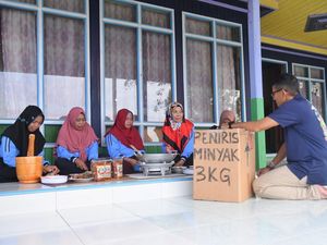 Sandiaga Beri Bantuan Mesin Spinner untuk Ibu-ibu PKK di Desa Pela Kaltim