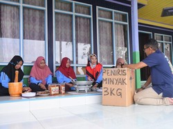 Sandiaga Beri Bantuan Mesin Spinner untuk Ibu-ibu PKK di Desa Pela Kaltim