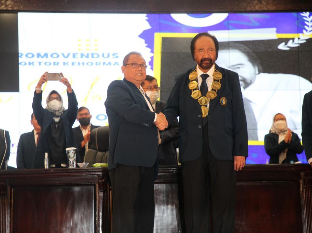 Surya Paloh Dapat Gelar Doktor Honoris Causa, Dekan FISIP UB Beber Alasannya Surya Paloh Dapat Gelar Doktor Honoris Causa, Dekan FISIP UB Beber Alasannya