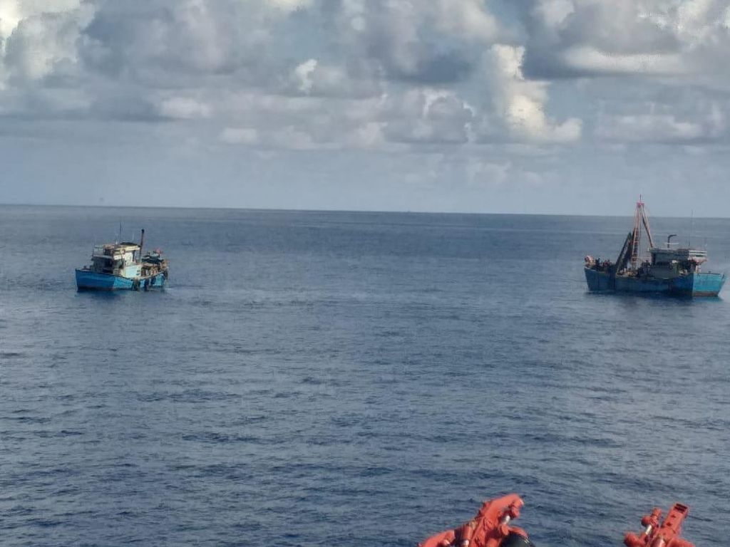 TNI AL Tangkap 2 Kapal Vietnam Pencuri Ikan 15 Ton di Laut Natuna Utara
