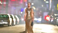 Gaya Bella Hadid - Irina Shayk Catwalk di Jalanan, Bukan Citayam Fashion Week