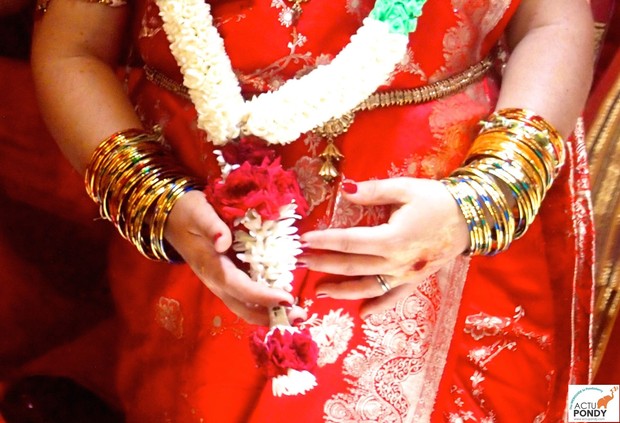 Tradisi Valaikappu/Foto: Pinterest/ActuPondy Tradisi Valaikappu/Foto: Pinterest/ActuPondy