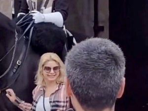 Diteriaki Pengawal Istana Inggris, Turis Ini Trauma Ogah Balik Lagi