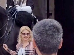 Diteriaki Pengawal Istana Inggris, Turis Ini Trauma Ogah Balik Lagi